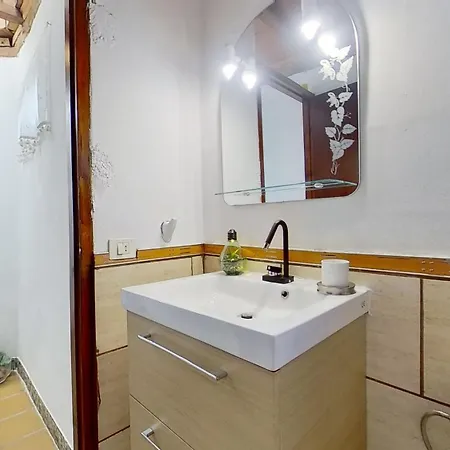 Charming 1-bed House In Villa